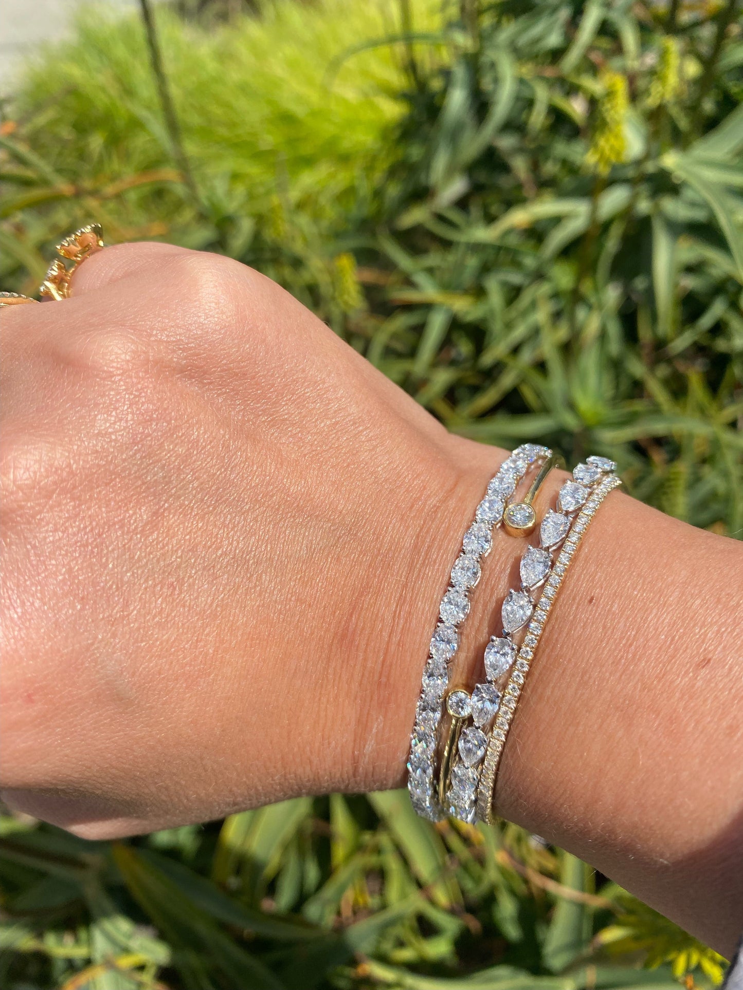 14K White Gold Flexible Oval Diamond Bangle (6.33tw)